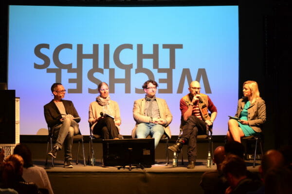 Schichtwechsel-Panel auf der re:publica 2016 in Berlin, mit Andre Hansel (Product Manager Surface bei Microsoft), Prof. Torsten Stapelkamp (Hochschule Hof), Markus Angermeier (Gestalter und Frontend-Entwickler) und Isa Lange (Nachrichtenzeichnerin).