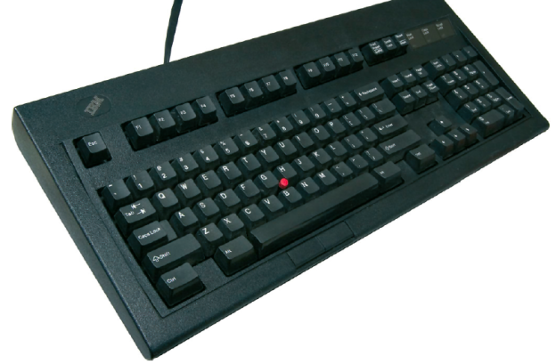 IBM bietet die Tastaturen M13 mit Joystick an, der hier Trackpoint genannt wird.