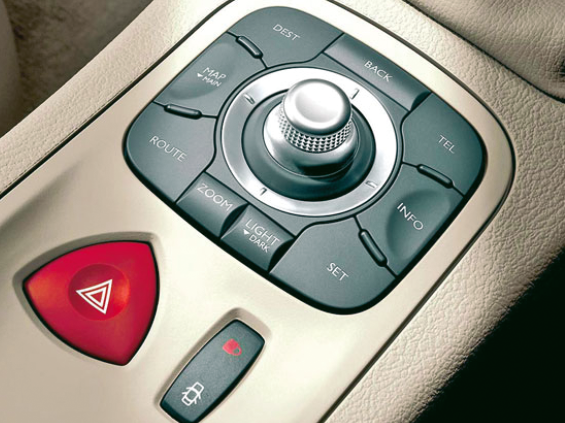 Der Joystick im Renault Espace Laguna kann zusätzlich zu den Richtungen auch in Rotation bewegt werden und bietet durch sein Drehrad zahlreiche weitere Funktionsmöglichkeiten (siehe auch ›Scrollrad, Drehrad‹).