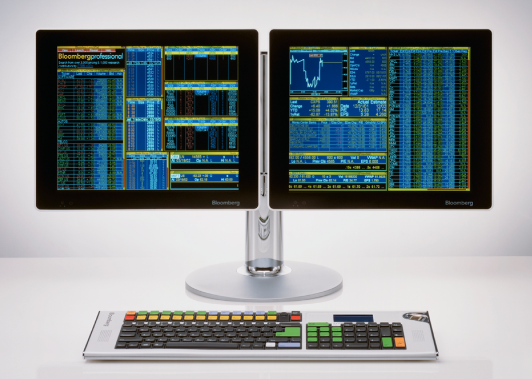 Abbildung eines Bloomberg-Terminal mit Doppel-Monitor und Tastatur.