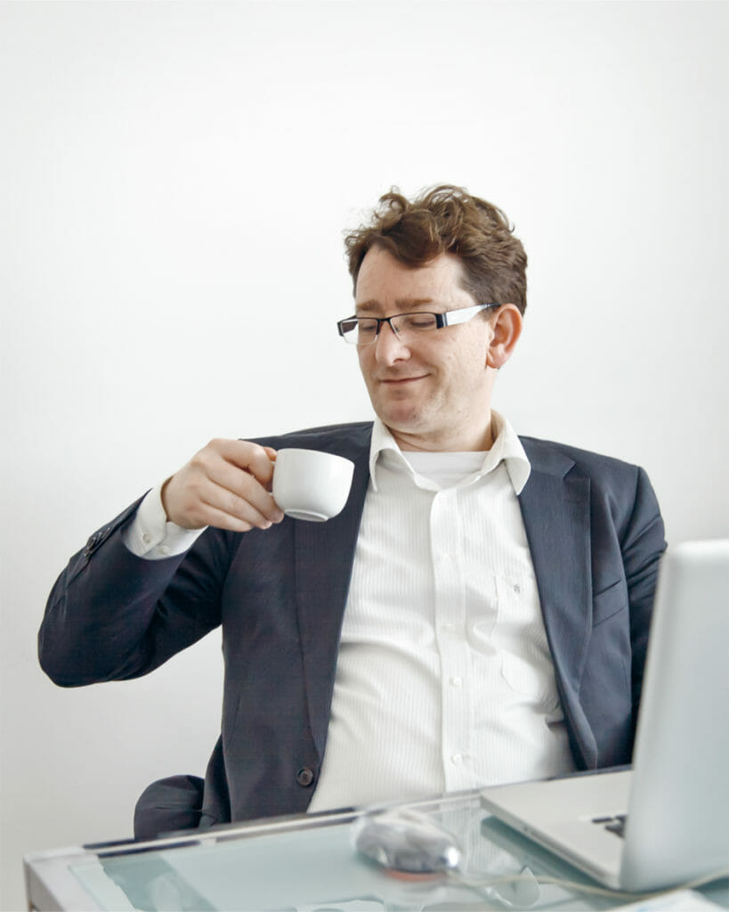 Torsten Stapelkamp beim Kaffeetrinken im Buero