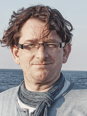 Porträt-Foto von Torsten Stapelkamp –Positionierung – über mich. Mit Life Design und Business Design wird Design Your Life möglich. Das Porträt zeigt Torsten-Stapelkamp. Experte für Online Business mit Online Kurs erstellen und Selbstmanagement.