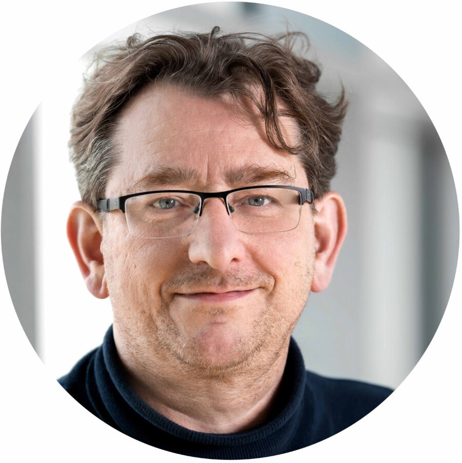 Porträt-Foto von Torsten Stapelkamp –Positionierung – über mich. Mit Life Design und Business Design wird Design Your Life möglich. Das Porträt zeigt Torsten-Stapelkamp. Experte in „Business durch Design“ und „Design als Business“ mit Service Design Thinking und KI für Designer, Kreative, Developer, Freelancer.